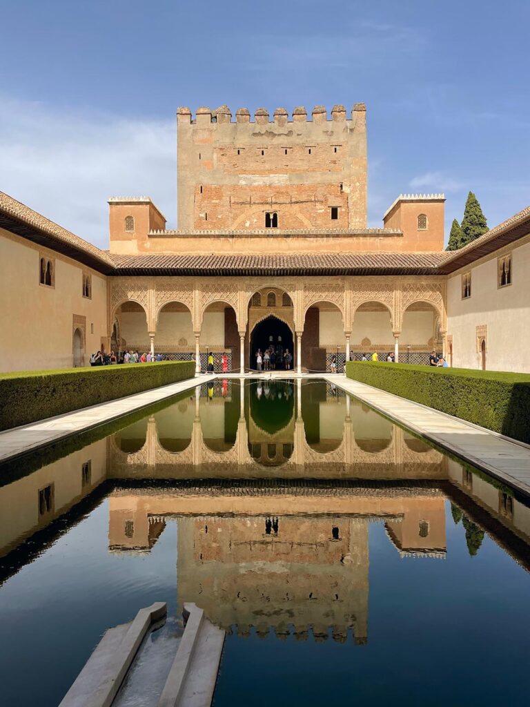 Il Palazzo Nasrid presso l'Alhambra di Granada ha bellissimi cortili interni