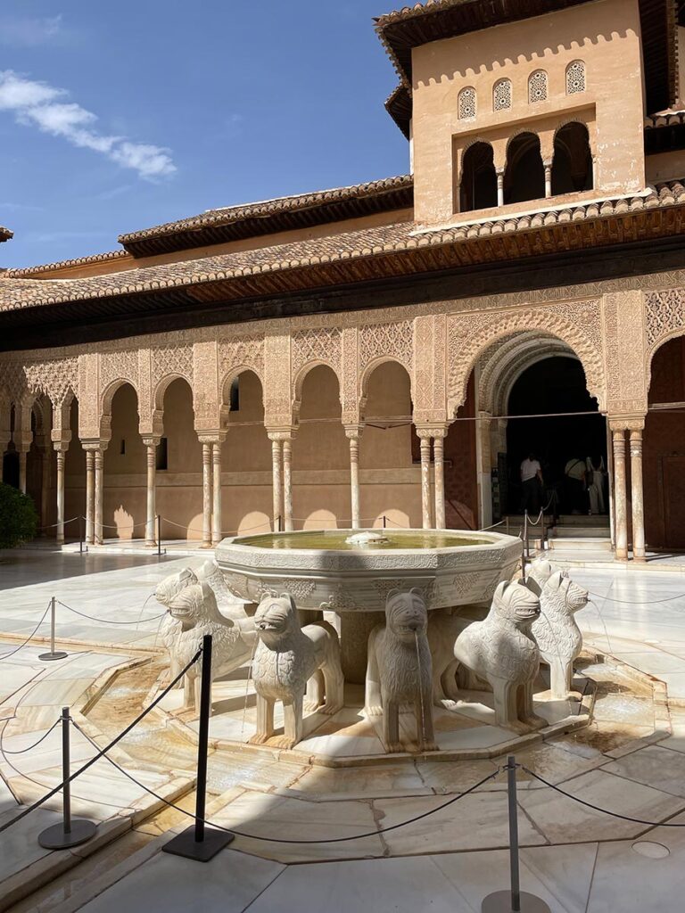 Cortile dei Leoni presso il palazzo Nasrid