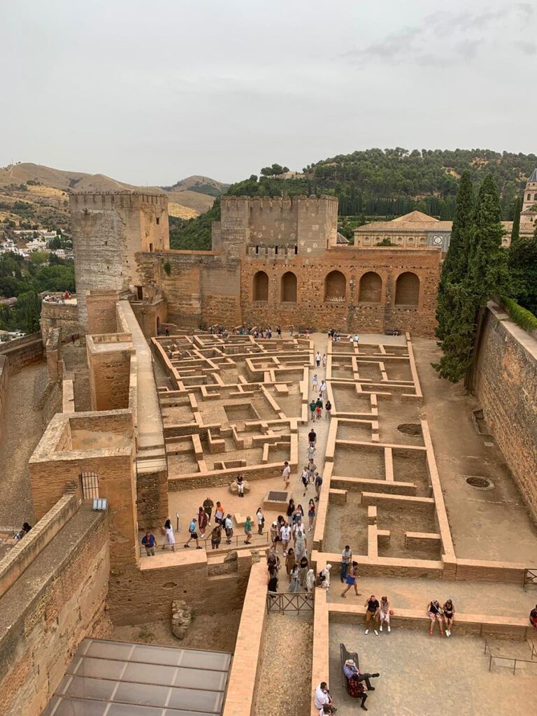 I resti della Plaza de Armas nella fortezza di Alcazaba, una delle parti più antiche dell'Alhambra
