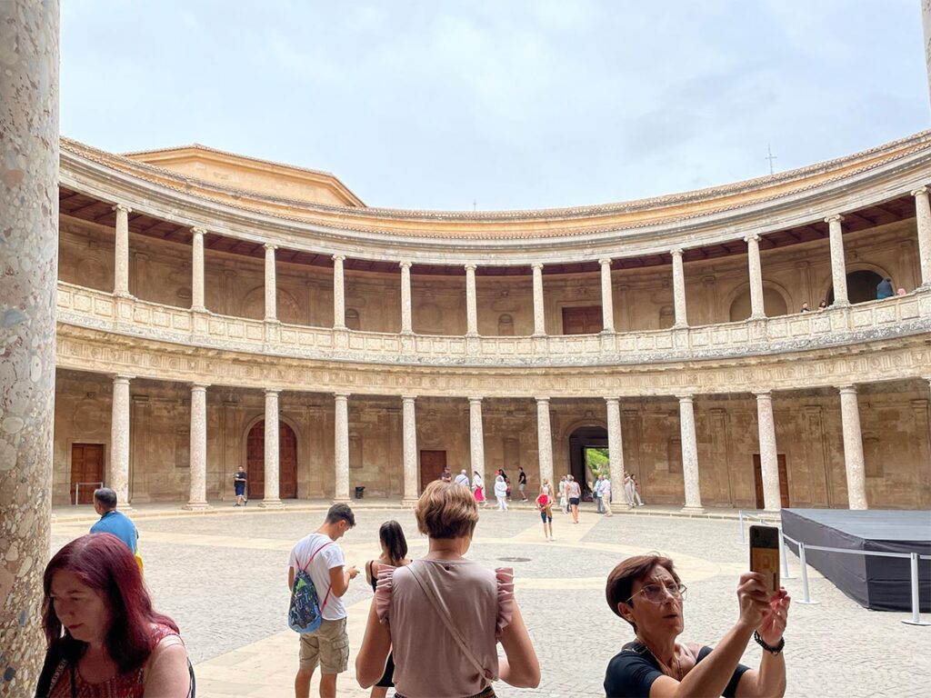 Palazzo di Carlo V in stile neoclassico presso l'Alhambra di Granada
